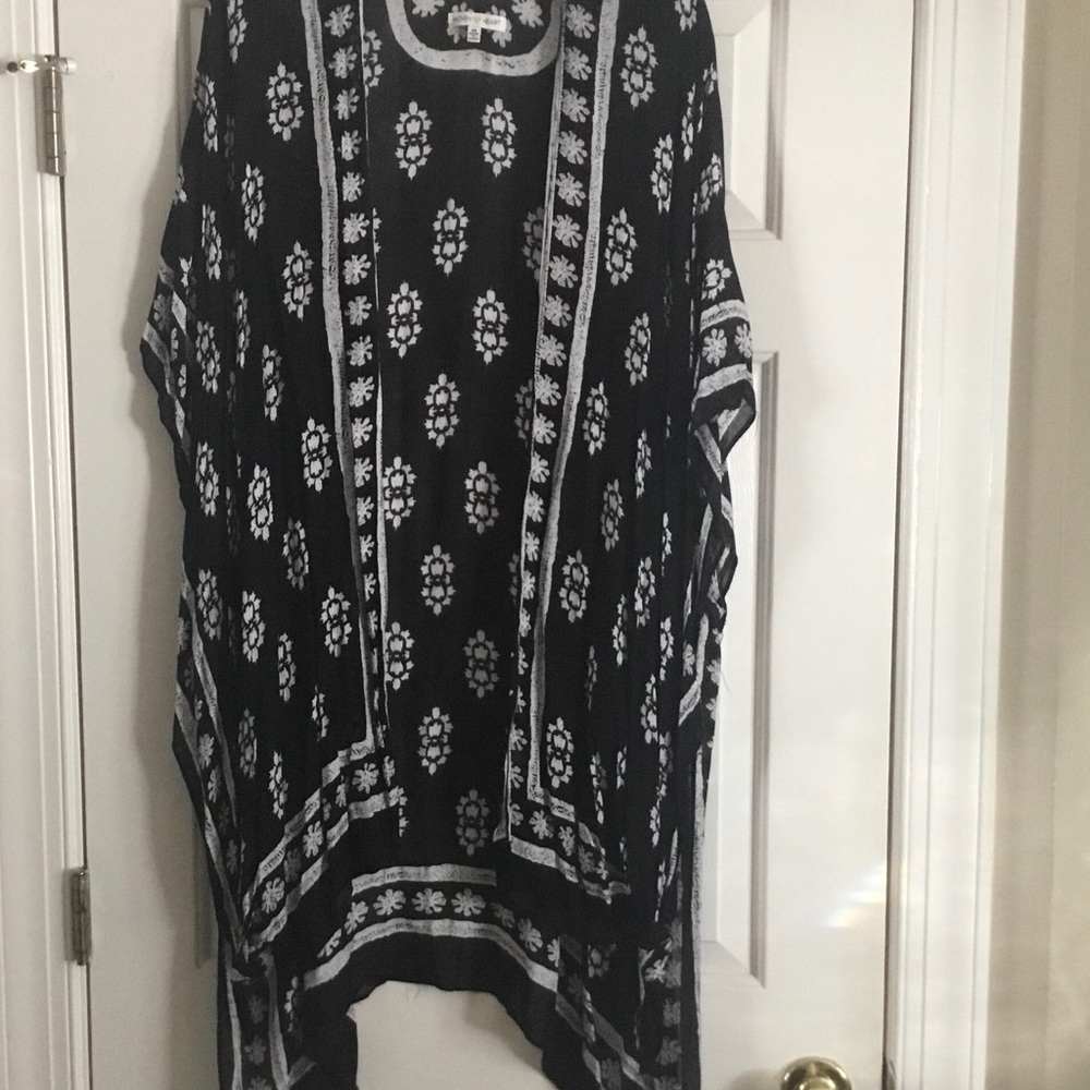 3/$15 WOVEN HEART black white wrap ruana kimono M L